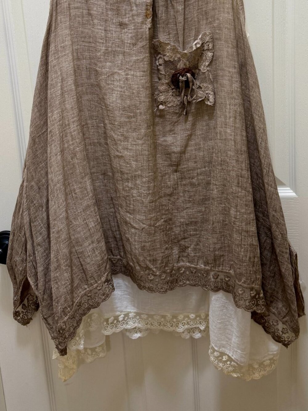 Made In Italy Women's Sleeveless Taupe Layered Tunic Top with Lace Trim Size M - Picture 9 of 12